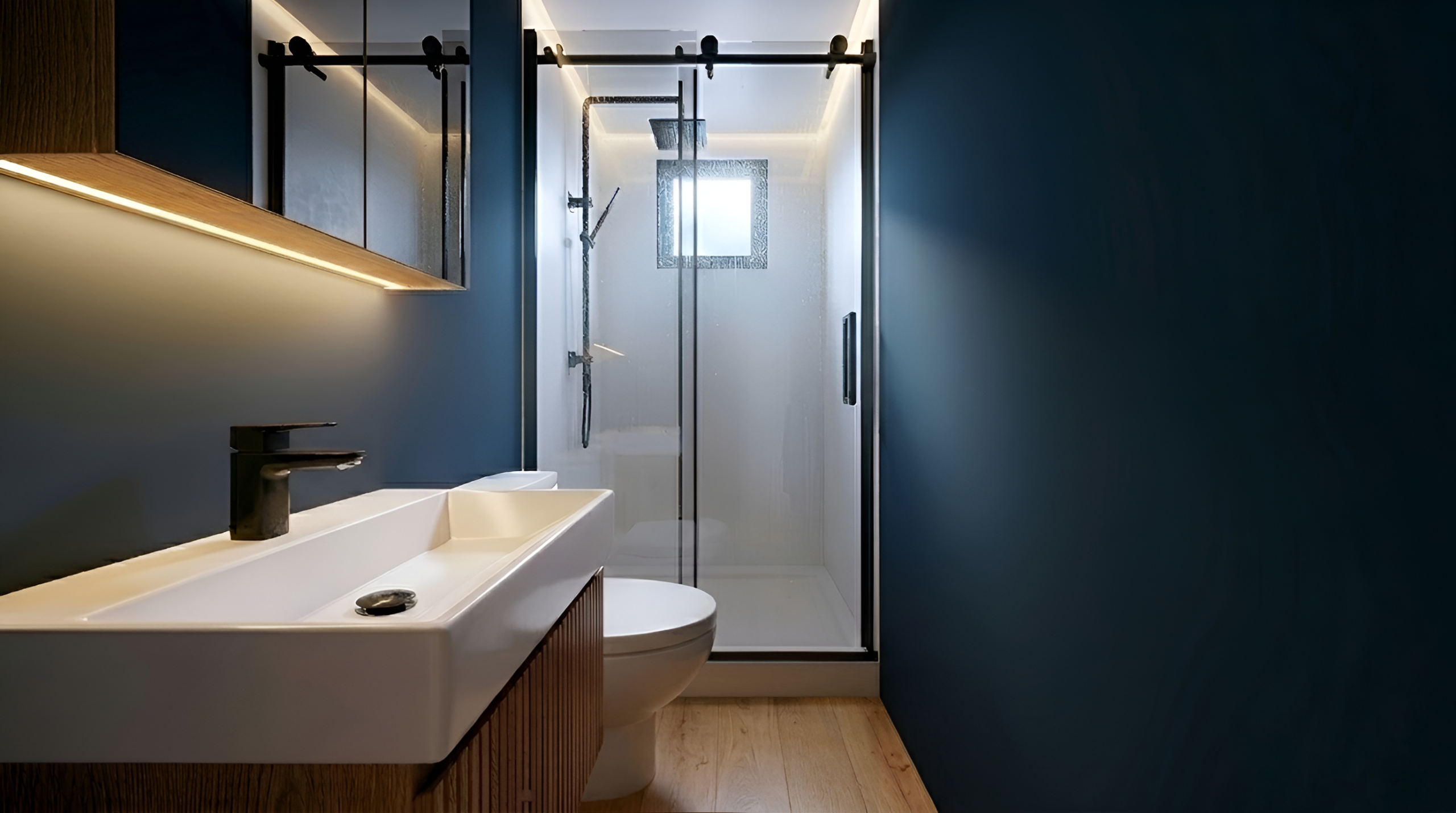 Badezimmer-Ansicht der Lux ‒ einem elektrisch betriebenen Hausboot der Hausbootvermietung „leise los Hausboote“