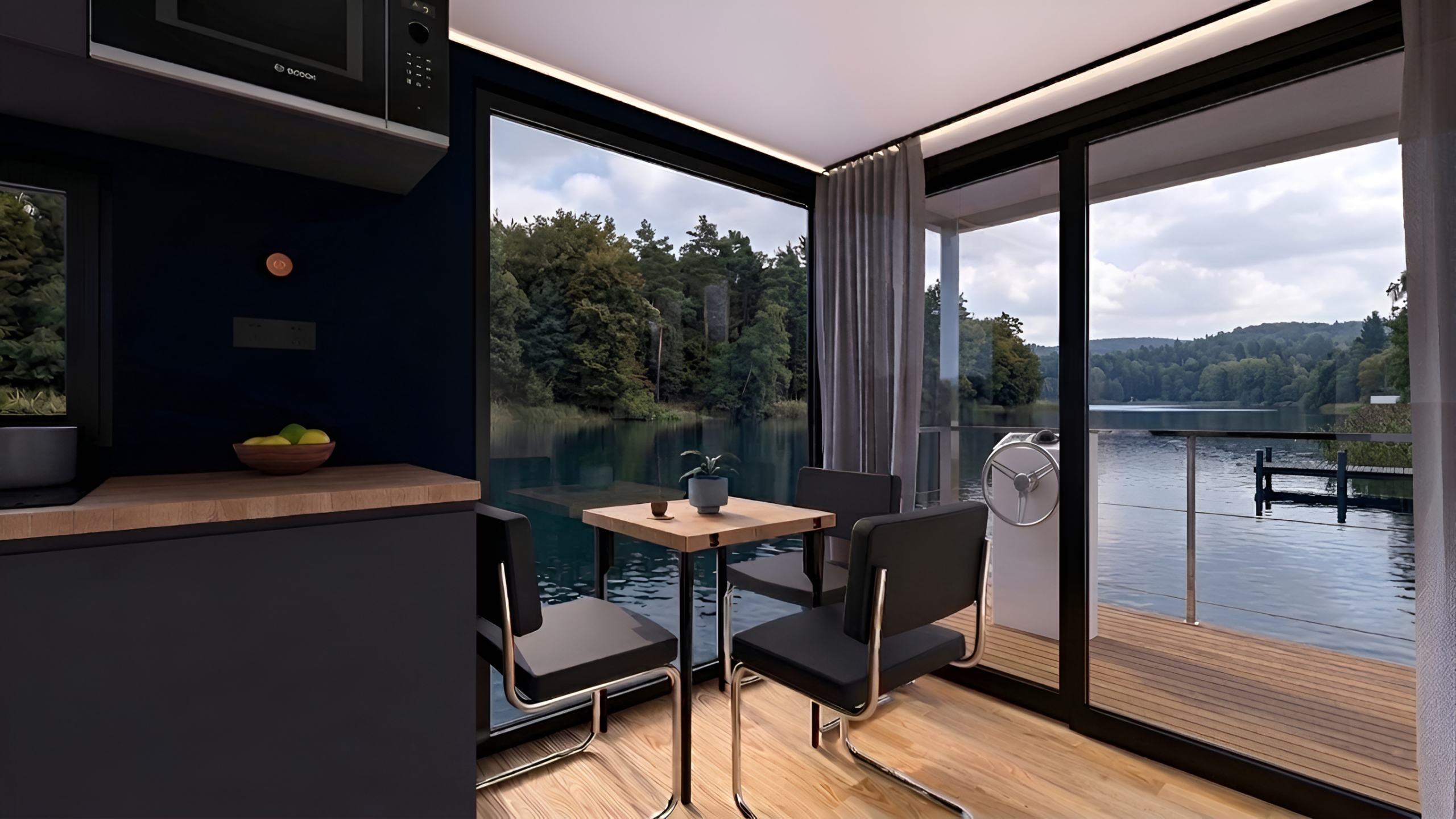 Essbereich im Wohnzimmer mit angenehmen Raumklima in der Lux ‒ einem elektrisch betriebenen Hausboot der Hausbootvermietung „leise los Hausboote“