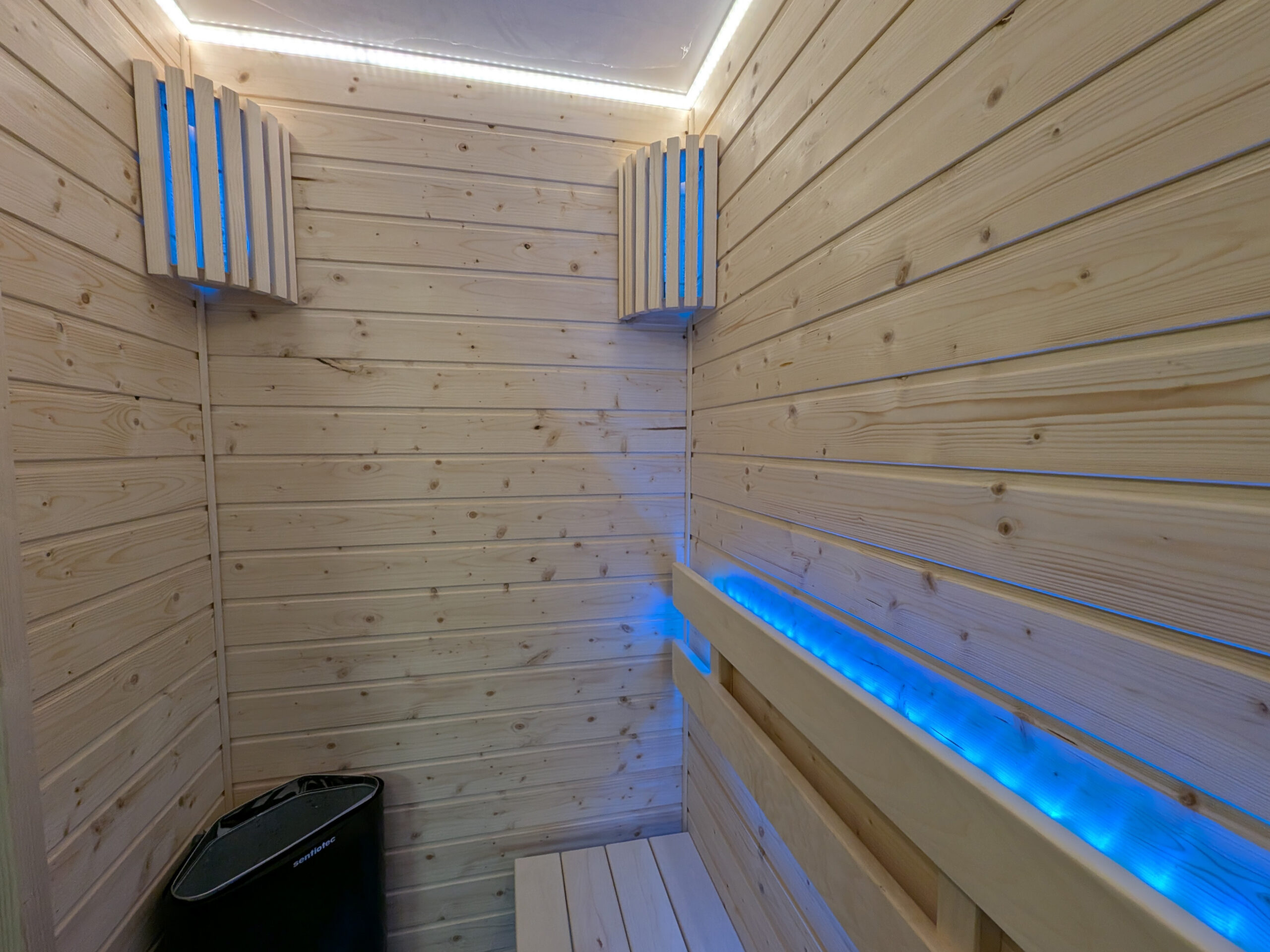 Blick in die Sauna der Lux ‒ einem elektrisch betriebenen Hausboot der Hausbootvermietung „leise los Hausboote“