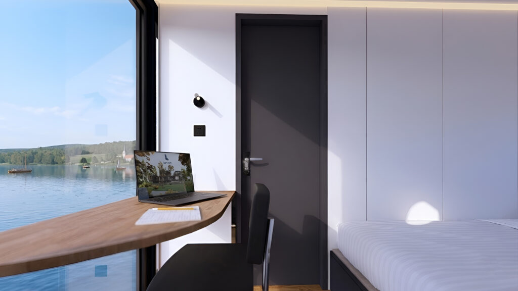 Arbeitsplatz mit Blick aufs Wasser im Schlafzimmer der Lux ‒ einem elektrisch betriebenen Hausboot der Hausbootvermietung „leise los Hausboote“