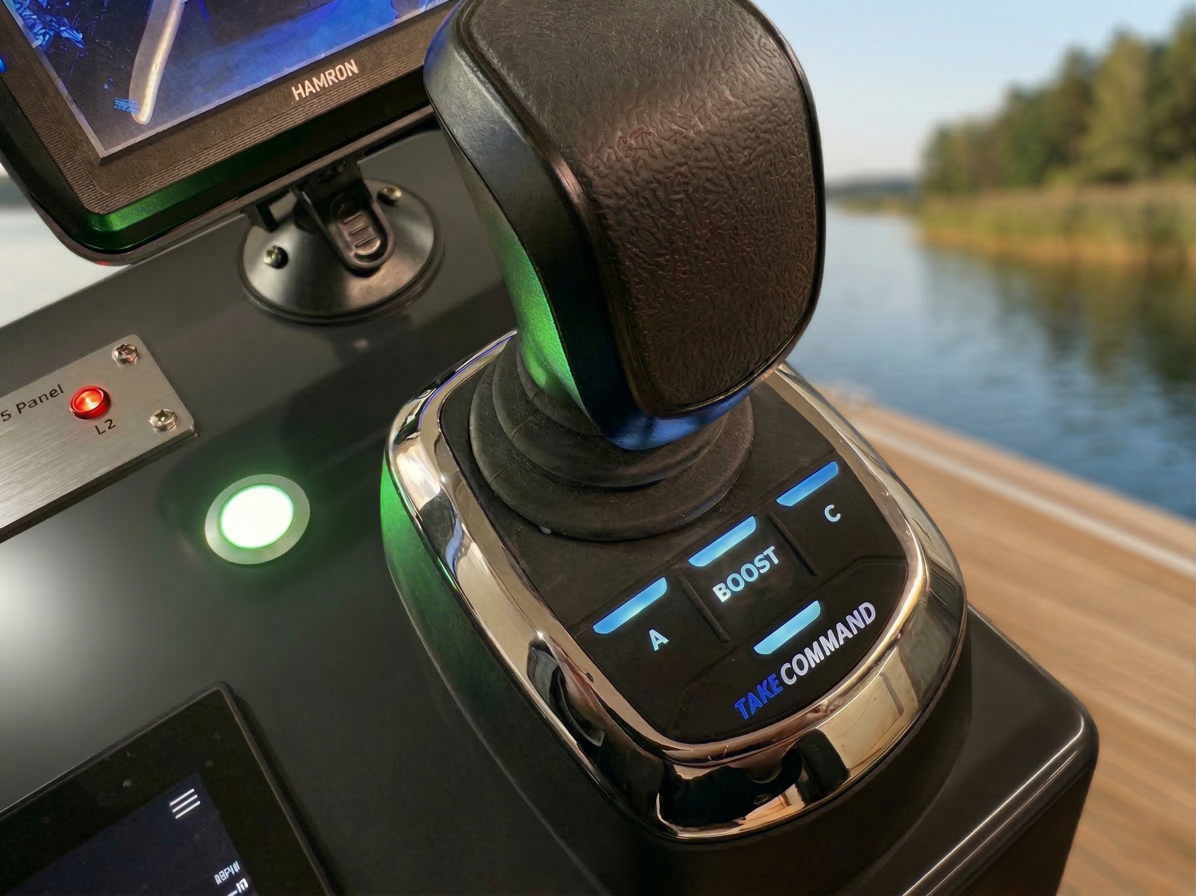 Nahaufnahme der Joysticksteuerung der Lux ‒ einem elektrisch betriebenen Hausboot der Hausbootvermietung „leise los Hausboote“