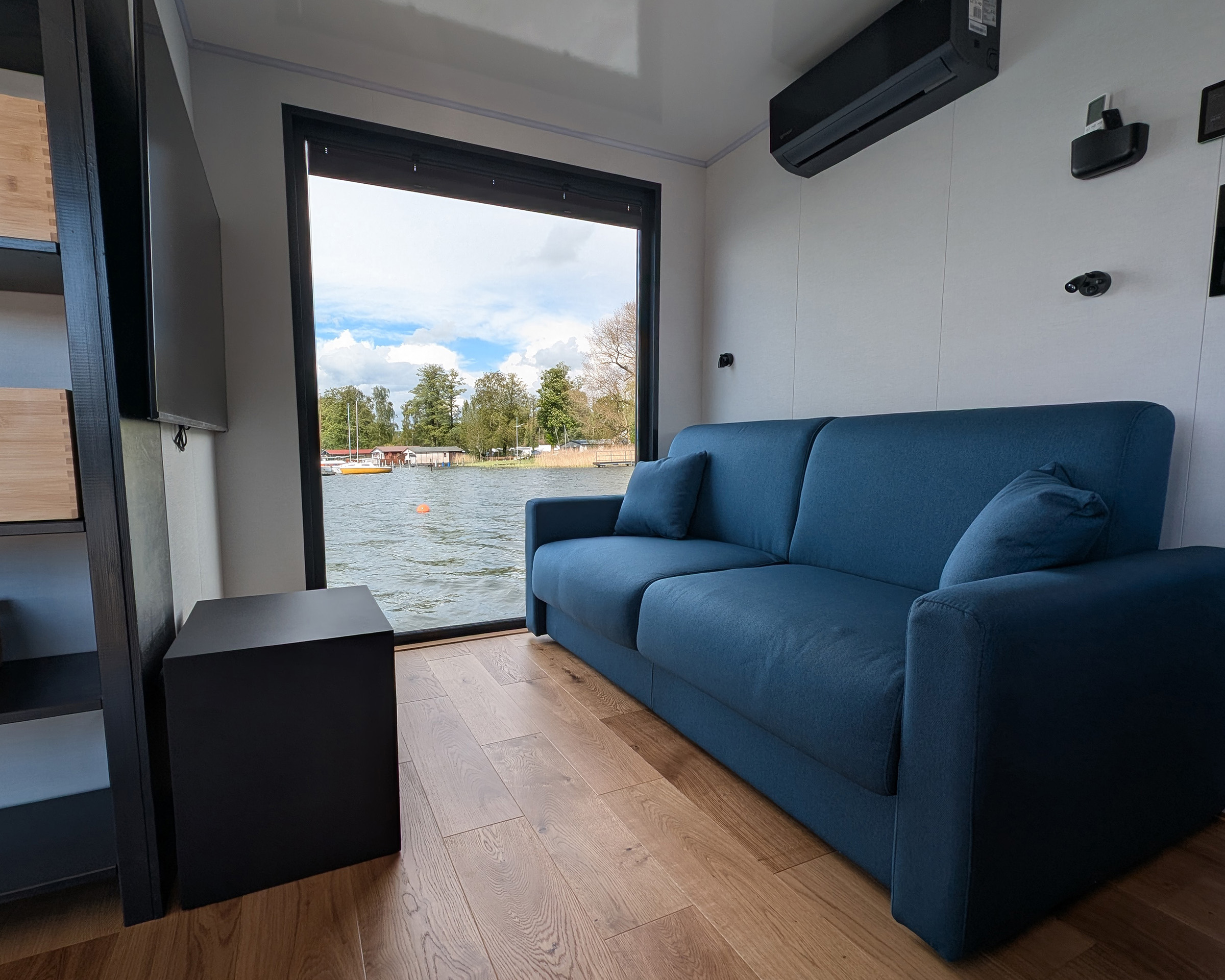 Schlafsofa im Wohnzimmer der Lux â einem elektrisch betriebenen Hausboot der Hausbootvermietung âleise los Hausbooteâ
